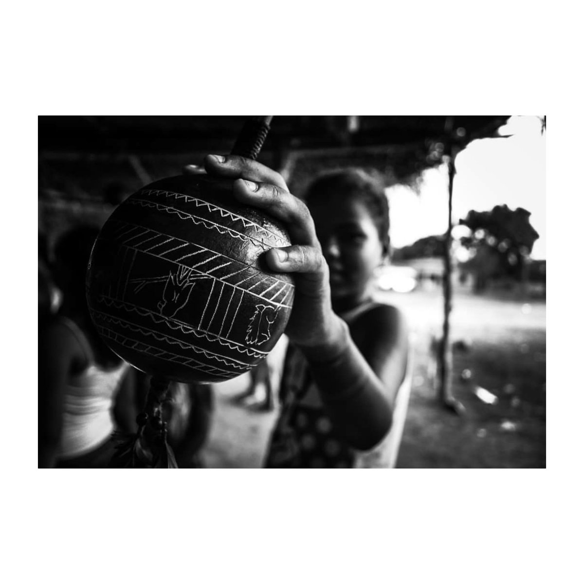 C_PingaPinga's tweet photo. O TOQUE / TERRAS INDÍGENAS - MA / 2021.
Cada um com seus instrumentos, mas maracá é uma chave transcendental de passagem.
Fotomemória: Tekwé, @GenilsonGuajaj3
#ABYAYALADESPIERTA
#AMAZONFORES
#brazil
#maranhão
#CERRADOMARANHENSE
#comunicaçãopopular
#photography
#PingaPinga https://t.co/CHbA0Ov5HB