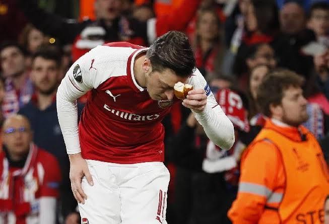 factzfly's tweet photo. This is Mesut Ozil. One of the best footballer in the world. During a match, a piece of bread was thrown at him. Instead of kicking it away, he picked it up, kissed it, touched it to his forehead and then kept it at side of the pitch because wasting food is against his religion. https://t.co/UiNedKbBtb