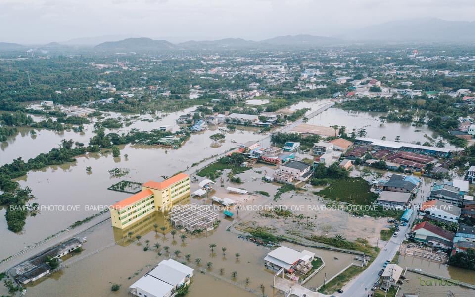 น้ำท่วมใต้แต่ข่าวเงียบมาก รัฐบาลที่ควรลงไปทำหน้าที่เยียวยาก็ไม่ทำห่าอะไรนอกจากนั่งพูดแต่เรื่องไม่เป็นเรื่อง มาช่วยกันดันแท็กเถอะนะ #น้ําท่วมยะลา #น้ําท่วมนราธิวาส #น้ําท่วมภาคใต้