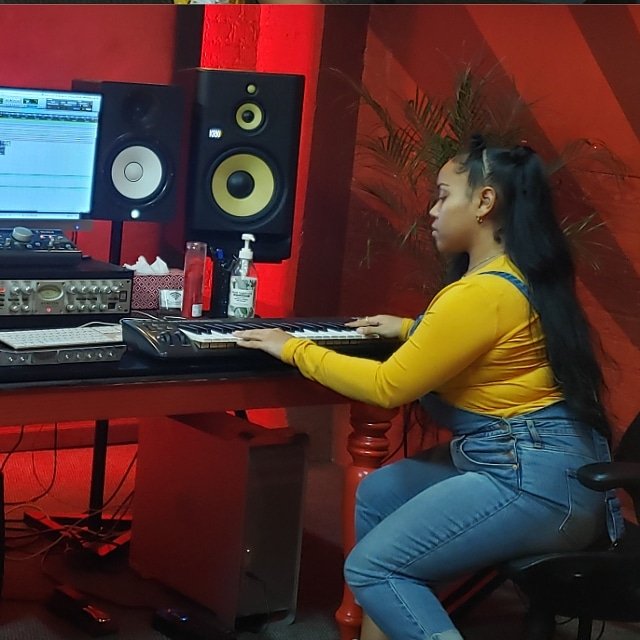 paris_shenae's tweet photo. Never had to do too much.  I let my talent &amp; work ethic speak for me 👽🛸❤
.
.
Is the world still tripping???
#Driftwithme 
.
.
#AudioEngineer #LAengineer #Producer #FemaleProducer #SoundGeek #SongWriter #ProTools #GirlPower #femaleempowerment #girlboss https://t.co/CKInD2JNU2