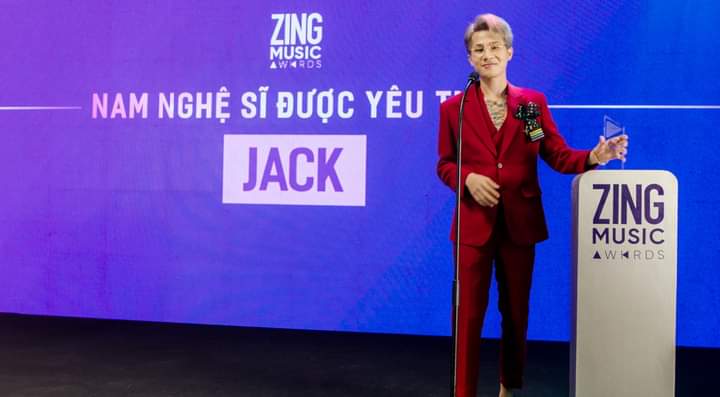 Ly72206473's tweet image. Jack thắng giải Ca khúc Dance/Electronic được yêu thích nhất với Hoa Hải Đường của ZMA 2020.
Hoa Hải Đường tiến thẳng lên top 1 #zingchart chỉ sau 9 tiếng, giữ vững top 1 suốt 4 tuần, 130 triệu lượt nghe trên Zing MP3 ❤
#Jack #J97 #HoaHaiDuong #ZMA2020