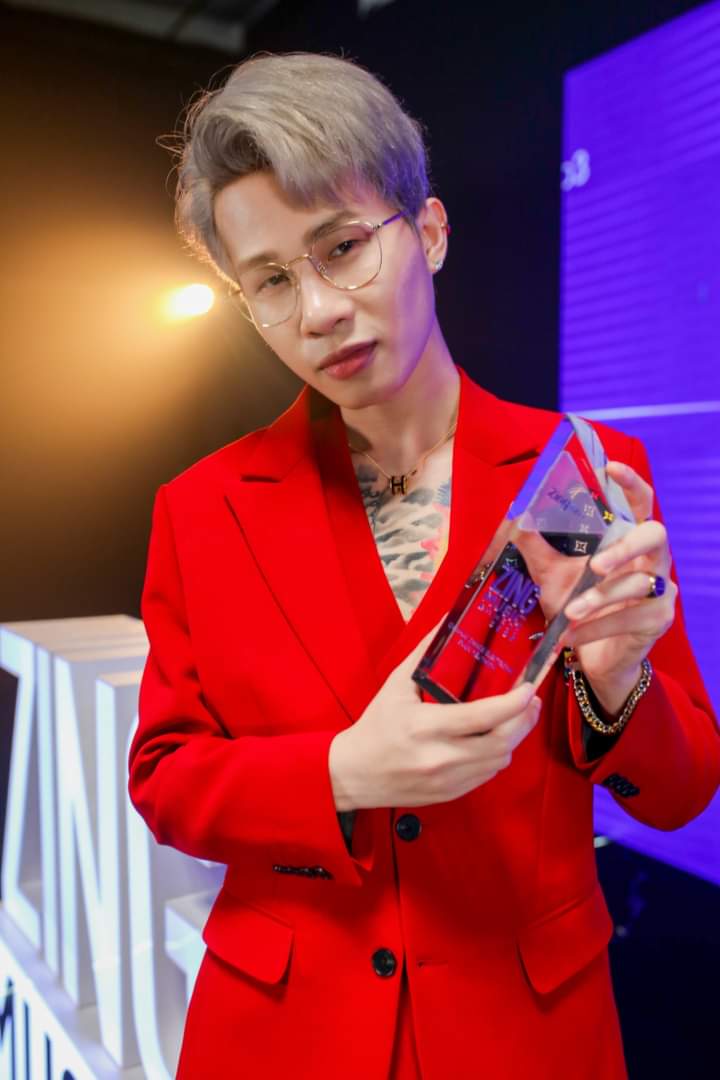 Ly72206473's tweet image. Jack thắng giải Ca khúc Dance/Electronic được yêu thích nhất với Hoa Hải Đường của ZMA 2020.
Hoa Hải Đường tiến thẳng lên top 1 #zingchart chỉ sau 9 tiếng, giữ vững top 1 suốt 4 tuần, 130 triệu lượt nghe trên Zing MP3 ❤
#Jack #J97 #HoaHaiDuong #ZMA2020