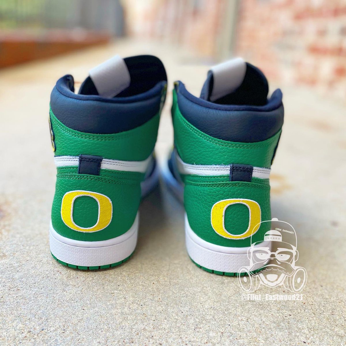 Sneakerfreeak23's tweet photo. RT if you would wear these
#Custom21 #GoDucks #Jumpman #Nike #Oregon https://t.co/8yVY8QRUFT