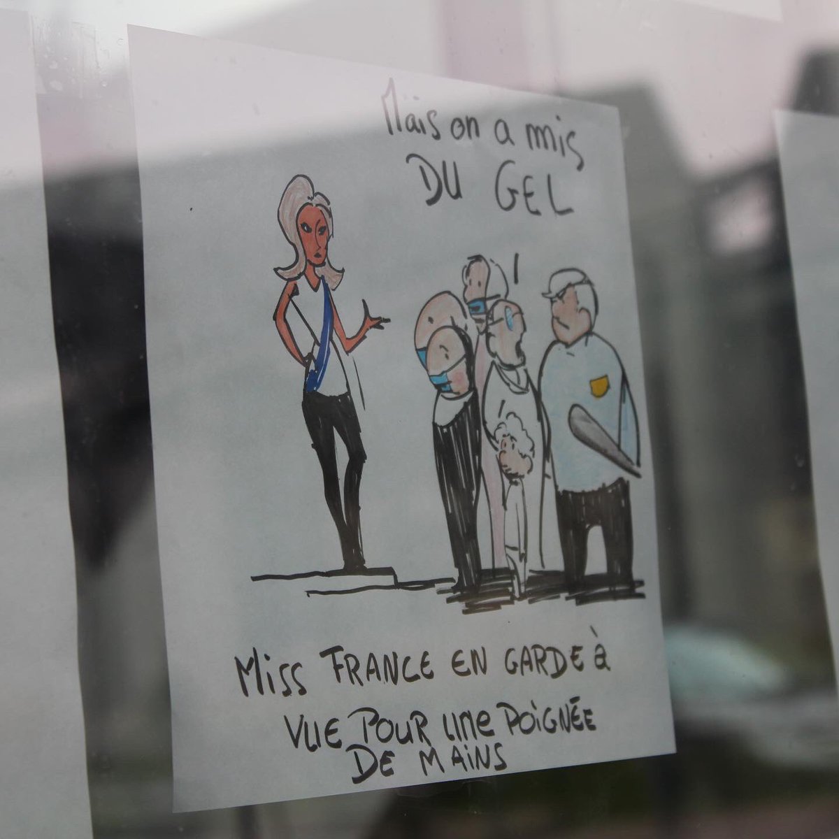 InstitutD_'s tweet photo. Venez découvrir l’exposition éphémère des dessins de nos étudiant.e.s en #design, affichés sur les vitres de nos locaux du 20 rue Théodore Monod, à @VilleSaintMalo

#Bachelor #design #designgraphique #artsappliqués #saintmalo #IlleetVilaine #Bretagne #formationdesign https://t.co/45BSAWLXTY