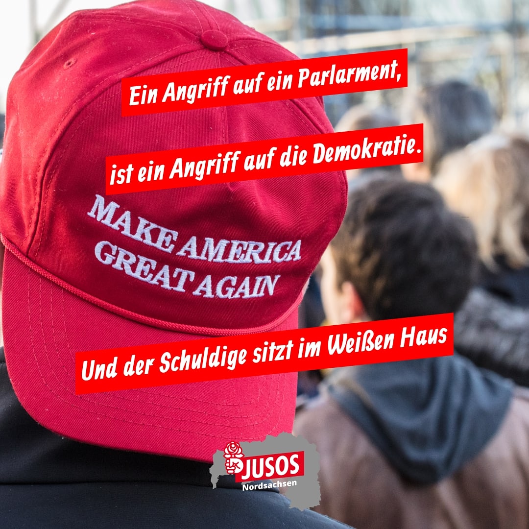 JusosNoSa's tweet photo. Ein wütender Mob aus Trump-Fans stürmt das Kapitol, dringt in den Senat vor und randaliert im Gebäude.
Das war Angriff auf die Demokratie, für den @realDonaldTrump persönlich verantwortlich ist. https://t.co/JS51t9iMP8