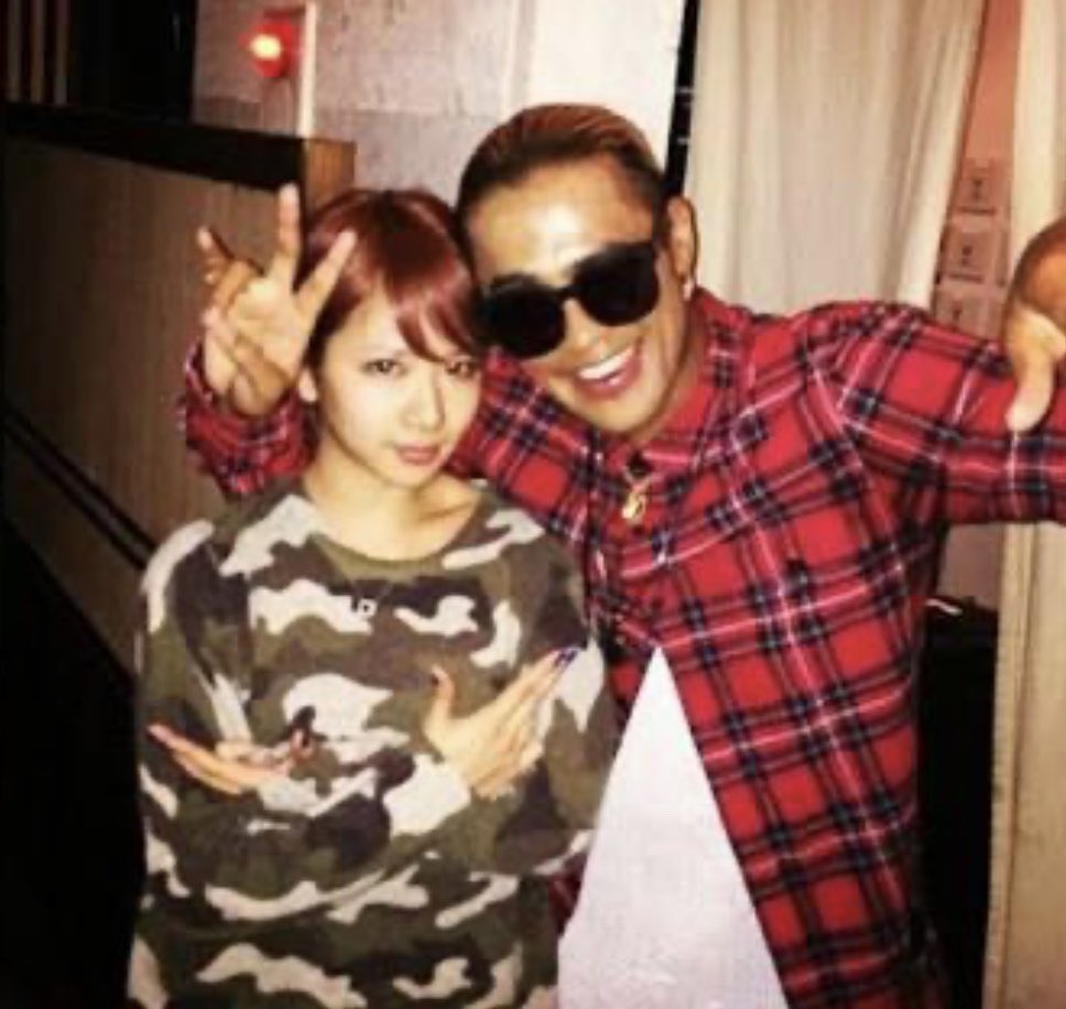 AyaDream04's tweet photo. ELLYと仕事の話をして熱くなりすぎてめっちゃ喧嘩して大泣きして秒で仲直りした時の写真。事務所に同い年があまりいなくて完全に同志になってた男‼️※これ多分私まだ怒ってる顔してるなー笑ELLYは完全にふざけてる😑 #2013 https://t.co/dhJog17OEK
