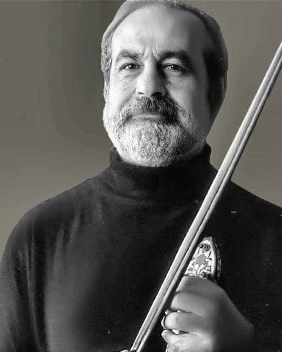 "Avludaki ses"e kulak verdi. "Sanatı yaşamak" için renkleri, biçimleri, sözcükleri ve sesleri kullanıp derinde olanları daha soyut ifadelerle ortaya koydu ve bizleri koyu gölgeli yollardan ormanlara götürdü. Kimler yoktu ki orada; Levnî, Tanburî Cemil Bey, Beethoven. #ihsanözgen