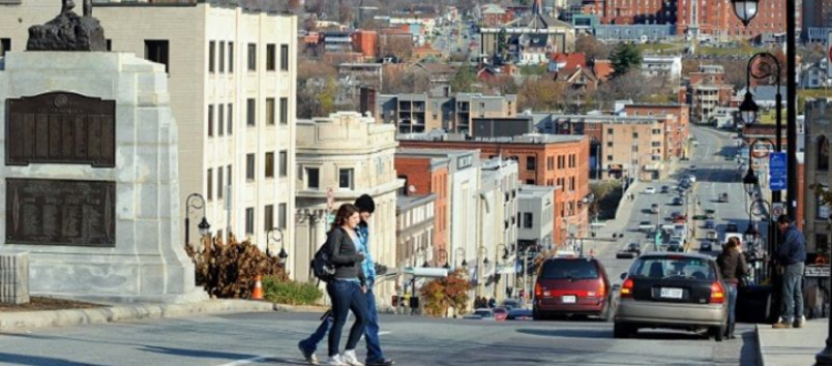 Les trois musées de Sherbrooke, <a href="/MBASherbrooke/">Musée des beaux-arts de Sherbrooke</a>, le <a href="/naturesciences/">Nature Sciences</a> et le Musée d'histoire de Sherbrooke, se réunissent et proposent un nouveau circuit : Randonnée urbaine. Un balado qui permettra aux gens de bouger et d’apprendre sur divers sujets de la ville. #rces