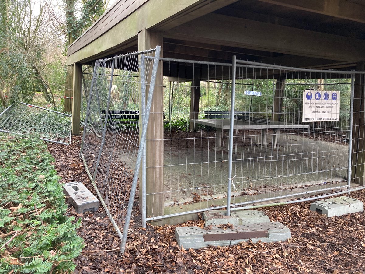 JaapJJ's tweet photo. @StadsdeelZuid Update januari 2021. Hekken geen cm verschoven. @StadsdeelZuid @webcare020 ik ben nog steeds benieuwd https://t.co/gFSjxkG9Tn