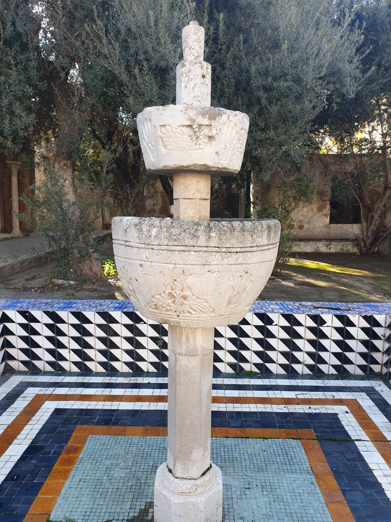 نكاد لا ننتبه وسط زحام المدينة العتيقة لروضة أنيقة تستبقي لنا جزءا من دولة بني خرسان التي حكمت #تونس بين1059 و1158و التي 
يسميها اللّسان العام "سيدي بوخريصان"  
Par 1 détour dans la Médina de #Tunis, 1 improbable carré de sérénité nous rappelant le règne des B.khourassen XIè/XIIè