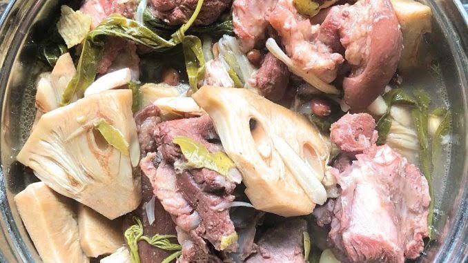 Official_ALAMAT's tweet photo. Ang #ALAMATMidnightSnack natin mamaya ay KBL mula Iloilo. Ang ibig sabihin ng KBL ay “kadyos, baboy, langka,” na pangunahing sangkap ng putaheng ito. Ang “kadyos” ay “pigeon peas” sa Ingles. Sila ‘yung parang itim na beans. 🤎 Get one mangkok ang pass. https://t.co/2ktwXq7Cey