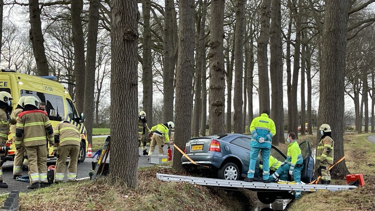 De brandweer heeft twee inzittenden uit een auto moeten halen, na een eenzijdig ongeval op de Gourverneursweg in Heeswijk-Dinther...