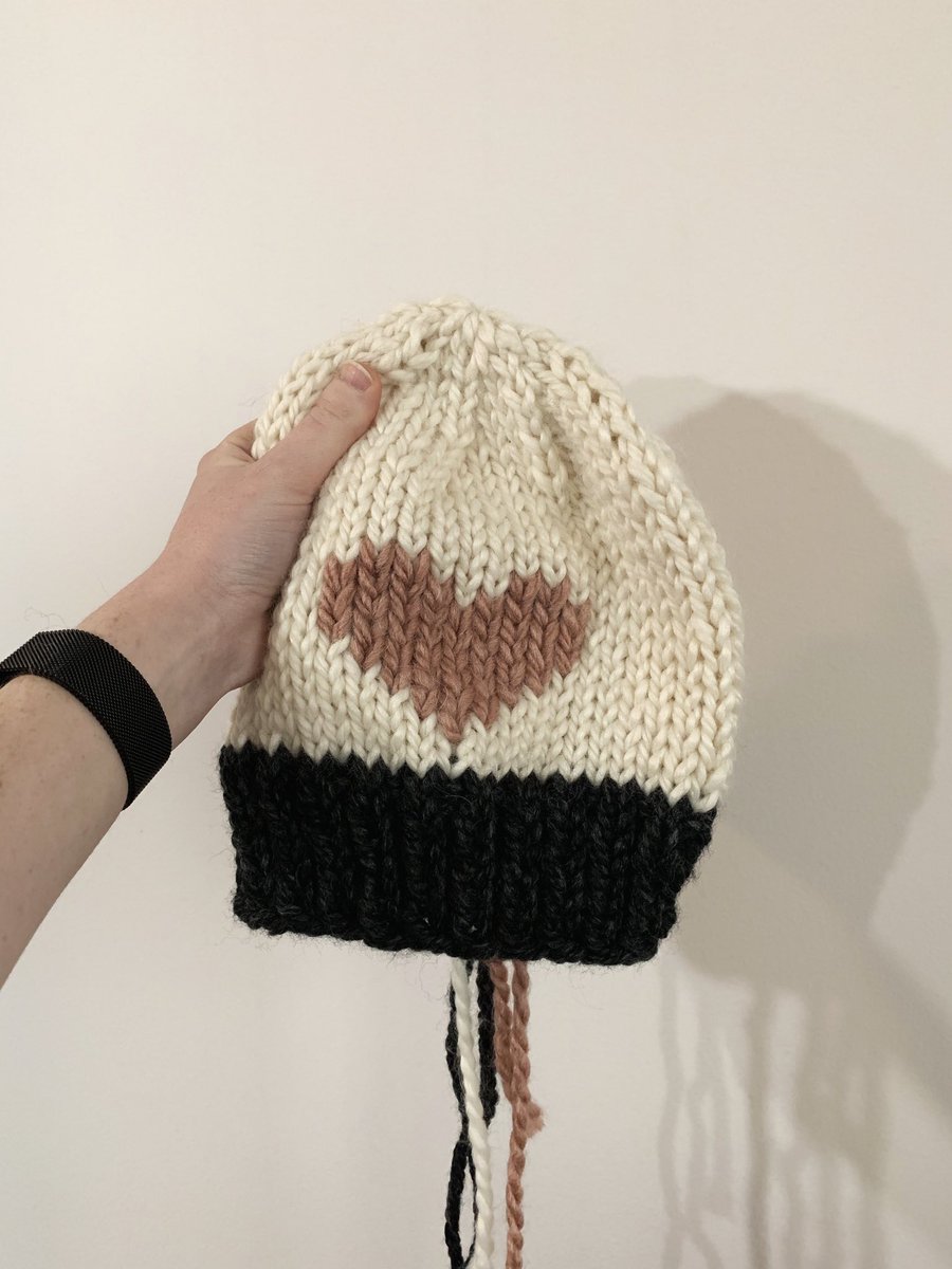 lilbeanknits's tweet photo. 2021 is the year of hearts &amp; jumbo poms 😍 https://t.co/ATyCdaPbp7