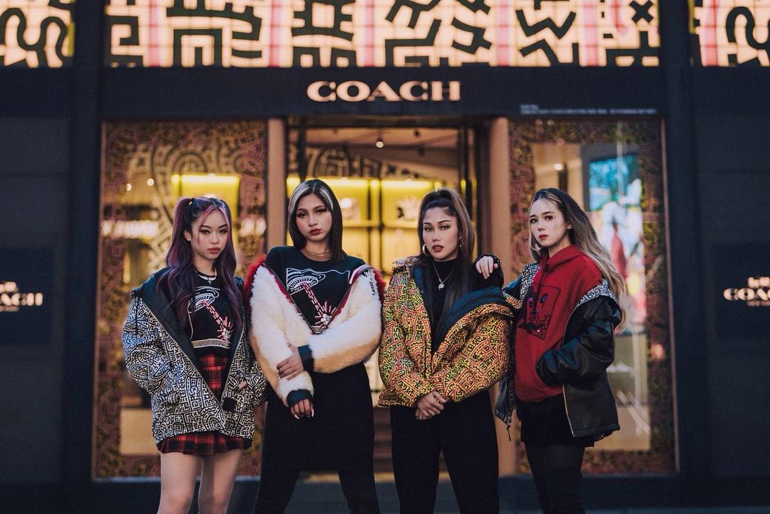 H0BIFAIRY's tweet photo. Quem são as meninas do DOLLA e o porque vocês deveriam conhecer elas.

— a thread @dollaofficialMY https://t.co/yHyZqOBetH