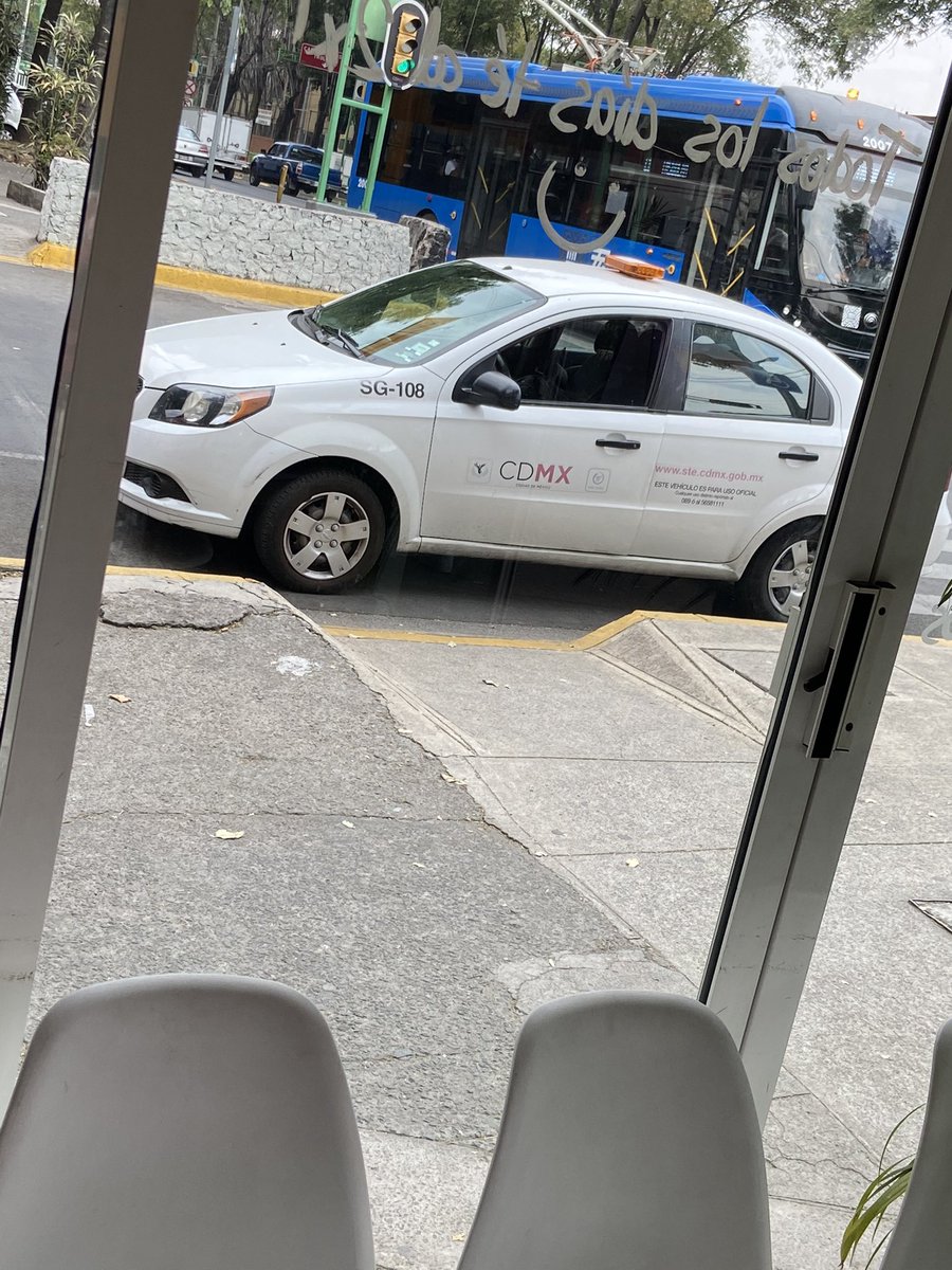 Chuch0Contreras's tweet photo. @STE_CDMX Llego este auto con el chofer de la unidad, claramente su personal no respeta, se estaciona , obstruyendo, paso peatonal  y rampa para discapacitados por eso ocurren, accidentes. https://t.co/FhCFsGCRHn