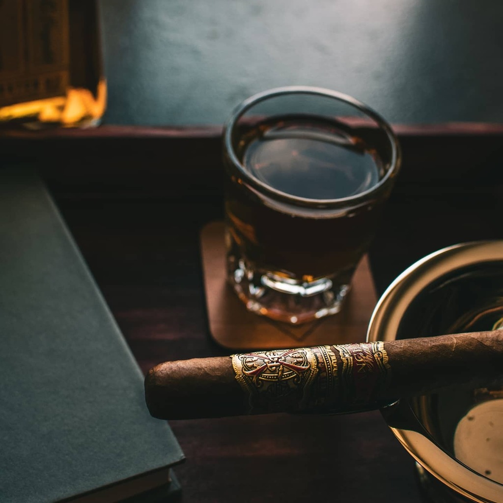 cjcigars1's tweet photo. Opus X Angels Perfecxion X &amp; Larceny Bourbon. 
.
.
#cjcigars #arturofuente #opusx #cigars #cigaroftheday #cigarphotography #cigaraficionado #cigarsociety #botl #sotl #cigarporn #cigarlover #cigarphotos #cigarsandwhiskey #bourbon #larcenybourbon #cigarsandbourbon #kentuckybou… https://t.co/yLenLrwTRe