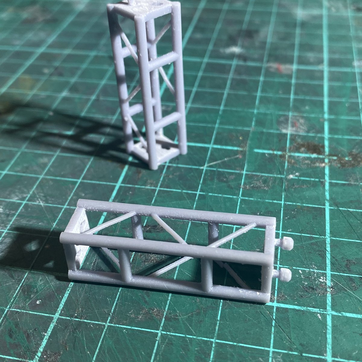 andyball_'s tweet photo. In this odd time I am trying to do something fun and useful! So here is version 1 or a scale #truss for a scale #theatre #scale #model #rigging #project #lighting #events https://t.co/etNAaydghJ