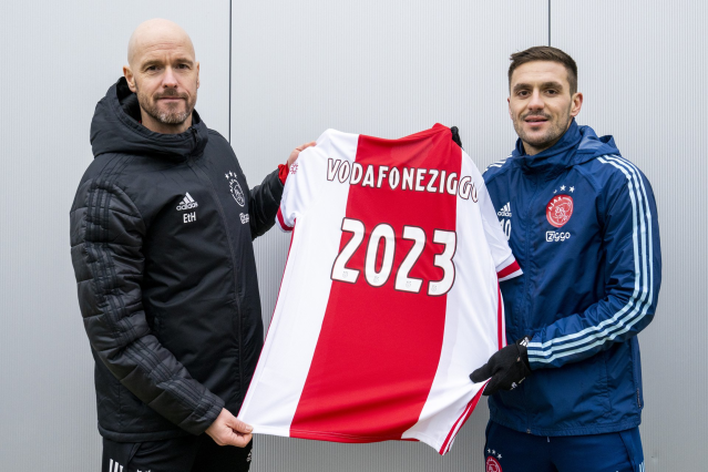 Marcel_de_Groot's tweet photo. Ajax en hoofdsponsor Ziggo hebben de bestaande overeenkomst met een jaar verlengd. #Ziggo is sinds januari 2015 hoofdsponsor van @AFCAjax en zal zeker tot en met juni 2023 op het shirt van #Ajax en Jong Ajax prijken. #Ziggo2023 cc @AFCAjax_eSports https://t.co/2SbUJUBH4B https://t.co/Tu4A3pmFcU