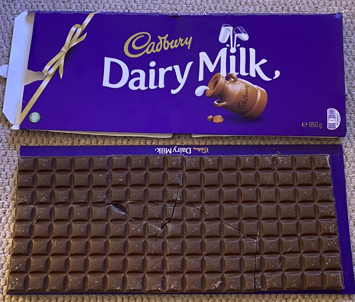 BigWillRyan0's tweet photo. 850g of beautiful @CadburyUK chocolateness!
136 squares and I’m not going to share any of them with anybody. #greedygit https://t.co/wVFZdm61S0