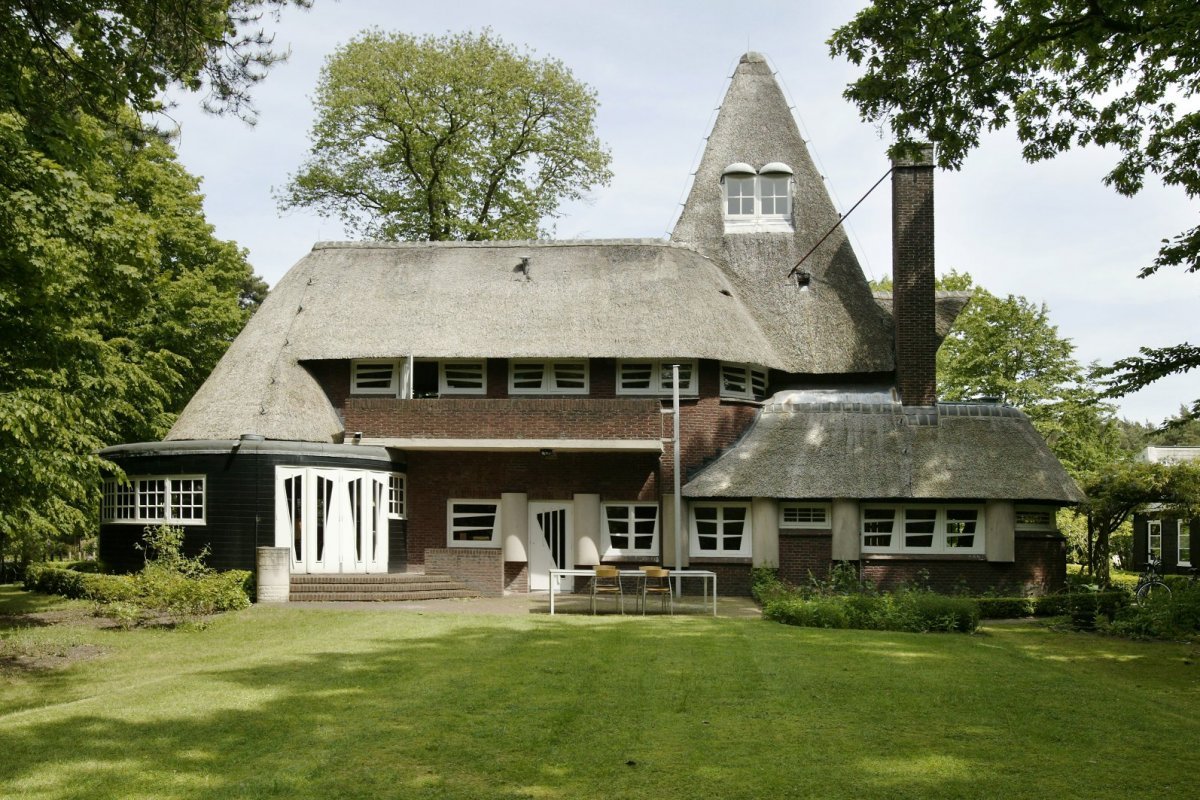 MartjanKuit's tweet image. Vandaag in 1980 overleed architect Frants Edvard Röntgen. Hij was nog een tiener (!) toen hij zijn eerste gebouw ontwierp. 

Villa Gaudeamus in Bilthoven, een voor zijn ouders bestemd landhuis, was in 1923 klaar. #OnThisDay

📷: P. van Galen/RCE