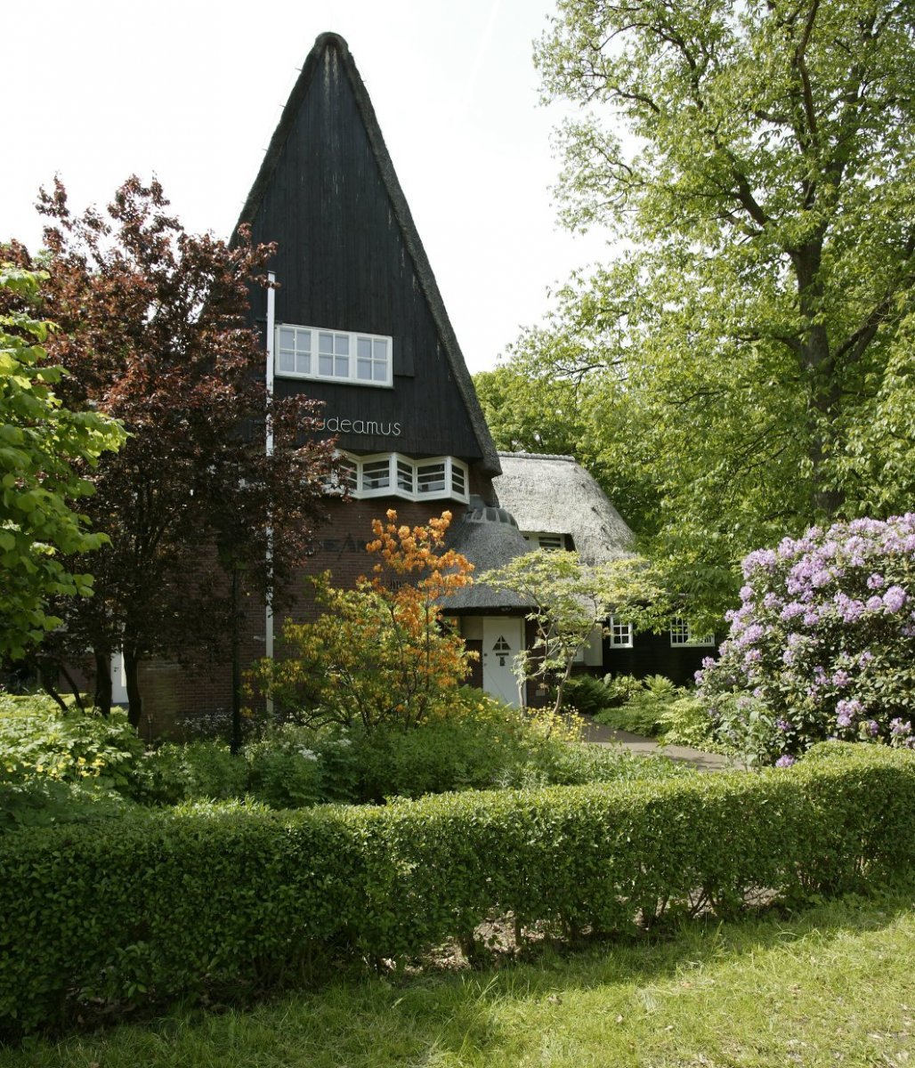 MartjanKuit's tweet image. Vandaag in 1980 overleed architect Frants Edvard Röntgen. Hij was nog een tiener (!) toen hij zijn eerste gebouw ontwierp. 

Villa Gaudeamus in Bilthoven, een voor zijn ouders bestemd landhuis, was in 1923 klaar. #OnThisDay

📷: P. van Galen/RCE