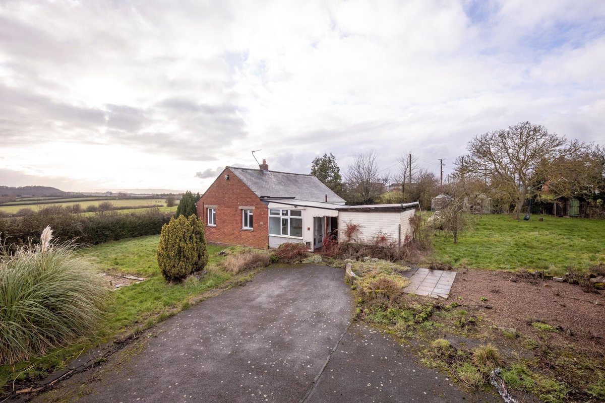 Johnsons Property (@johnsonsevesham) on Twitter photo EXCITING & extremely rare opportunity to acquire a detached bungalow on a generous rural plot in The Lenches.
✅ Huge Potential
✅ Far-Reaching Countryside Views
✅ Additional Land By Separate Negotiation (approx. 1-acre)
rightmove.co.uk/properties/768… <a href="/EveshamHour/">#EveshamHour</a> #EveshamHour EXCITING & extremely rare opportunity to acquire a detached bungalow on a generous rural plot in The Lenches.
✅ Huge Potential
✅ Far-Reaching Countryside Views
✅ Additional Land By Separate Negotiation (approx. 1-acre)
rightmove.co.uk/properties/768… <a href="/EveshamHour/">#EveshamHour</a> #EveshamHour