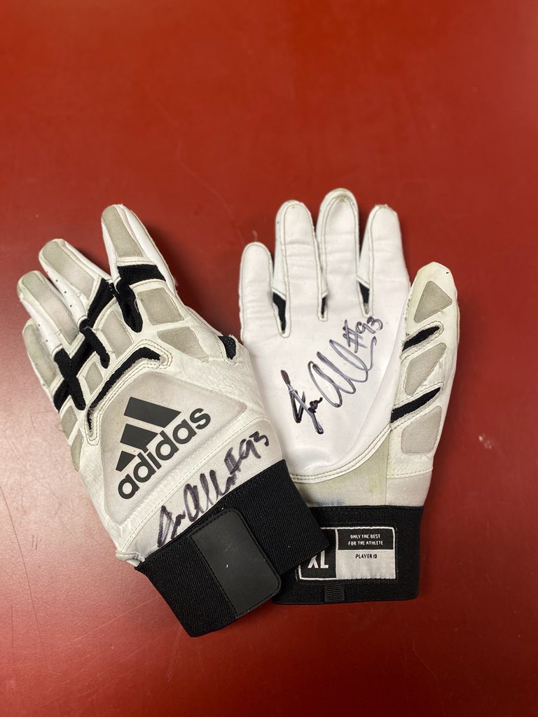 jonallen93_'s tweet image. I’m giving away a signed pair of game-worn gloves to one of you! All you have to do is RT this post and make sure you’re following @jonallen93_.

The giveaway ends at 12PM EST tomorrow, and winner will be contacted via DM!

#WPMOYChallenge + Allen