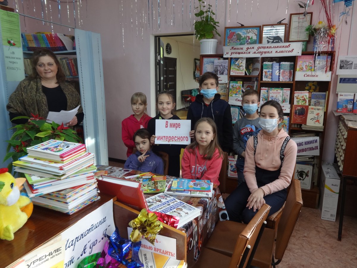 AdmRadishevo's tweet photo. Новогодние праздники — время развлечений и весёлых забав. Познавательный час весёлых конкурсов прошел для ребятни села Софьино.
Шуточные предсказания о том, что ожидает каждого из участников в новом году, заряд оптимизма и хорошего настроения. #Радищевскийрайон https://t.co/PY0CdBIbaI