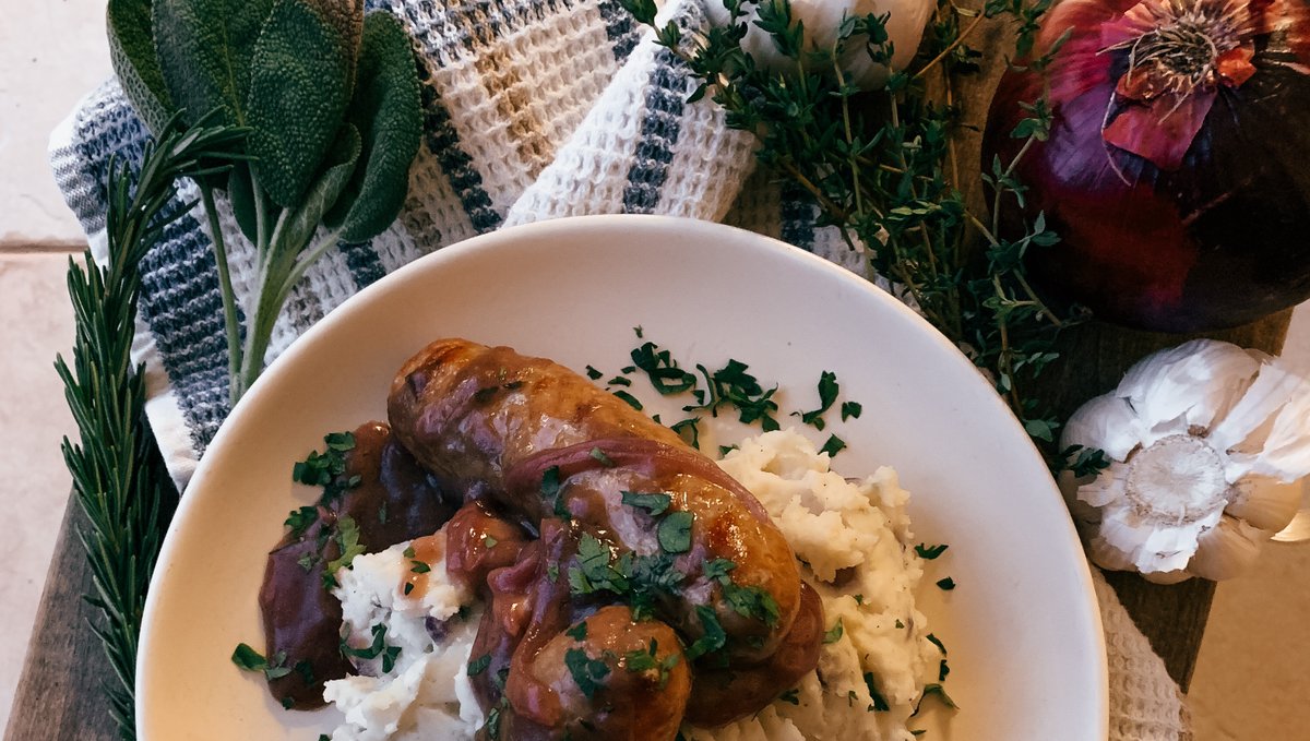 dishwithkish's tweet photo. Havin’ a true English banger with a good ol helping of bangers and mash on a chilly, winter evening. 

Check out the recipe here: https://t.co/nbD2I8c67w

#recipeideas #recipeshare #foodblog #foodblogger #dinner #comfortfood #britishfood #pubfare #homecooking #recipes #ottawablog https://t.co/kkBxXq3sxG