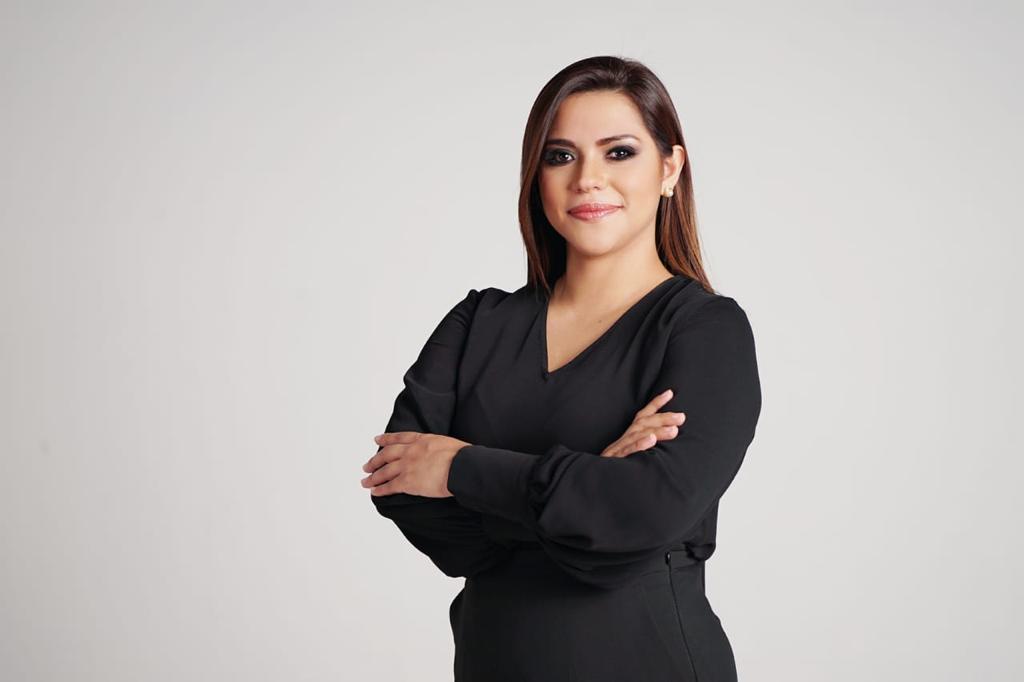 Adelemus's tweet photo. El #CambioGeneracional no es solo de edad, requiere tener una visión para transformar las políticas públicas con el único fin de hacer leyes justas y de beneficio para los salvadoreños. Estoy dispuesta a trabajar por la gente. #VotaXRostro #Casilla19 #AdelaLemus #ElSalvador https://t.co/LI1XyCeT08
