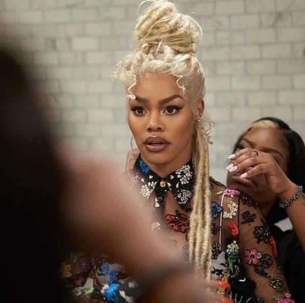 SpellMagazine's tweet image. Methinks @teyanataylor is channeling her inner Queen Charlotte. Splendid! 😍

-
-
-
-

#Spellmagazine #bridgerton #fashionwigs #queencharlotte #fauxlocs #wiglife #historicalhair #blackhair #queen