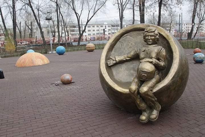 StarshinaZapasa's tweet photo. Памятник Валентине Терешковой в Челябинске. 
За полет космический https://t.co/6NcDbrFy0K