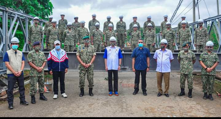 Marchfoward's tweet photo. Rejimen Askar Jurutera Diraja ke 91(91 RAJD) hampir selesai membina Jambatan Bailey bagi kegunaan penduduk setempat yg terjejas banjir di Ulu Dong Raub Pahang. Menteri Pertahanan selesai melawat siang tadi

Kredit: Berita Tentera Darat Malaysia https://t.co/VIfikXR48k