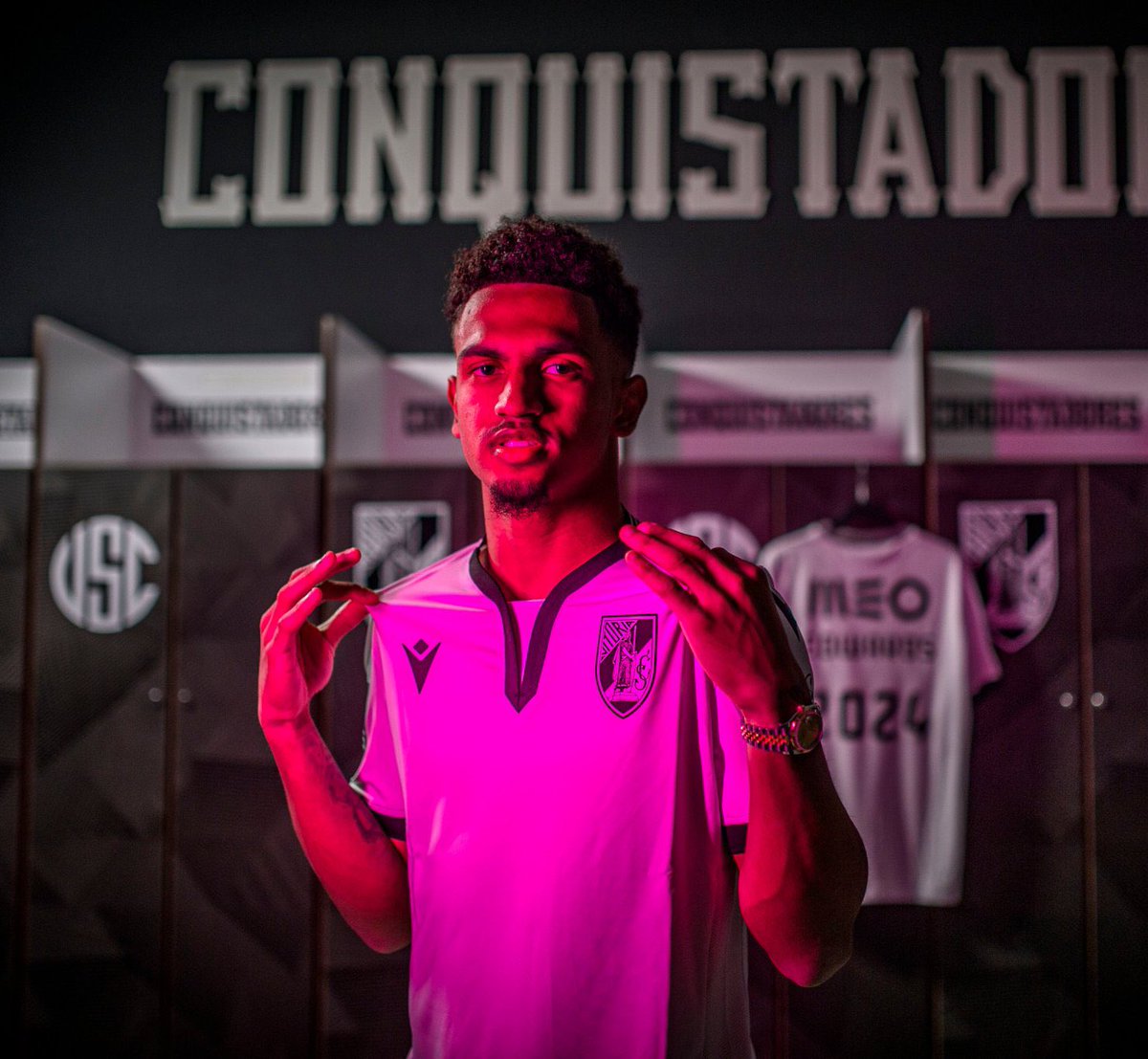 fut20pt's tweet photo. Marcus Edwards renova com o Vitória SC até 2024 e fica com uma cláusula de 50M€. https://t.co/PgDNIZydRV