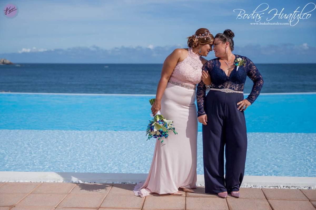 Let your story begin here! #Huatulco 
weddingshuatulco.com
Laura Alcalá Photographer 
#LGBTQWeddings  #JuevesFriendly #DestinationWedding #BeachWedding #BodasHuatulco