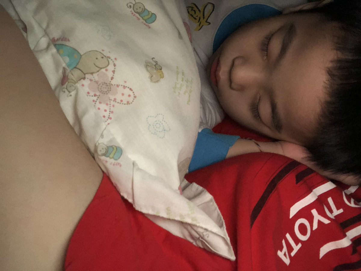 ONGINSHAN's tweet photo. 小宝贝喜欢躺在我身上睡觉❤️
在这温馨又夜深人静的房间里
看着一篇篇关于疫情的剖文很难过 
也看到中学同学的家人刚因为COVID19 去世 
它是离我们多么的近啊……
在外工作的妈咪我没得选 天天很害怕
我希望你们平安健康快乐啊……
难道防范措施做了 就一切得交给老天爷了吗？
几时才可以解脱于疫情呢？ https://t.co/Nu4c8g6JBP