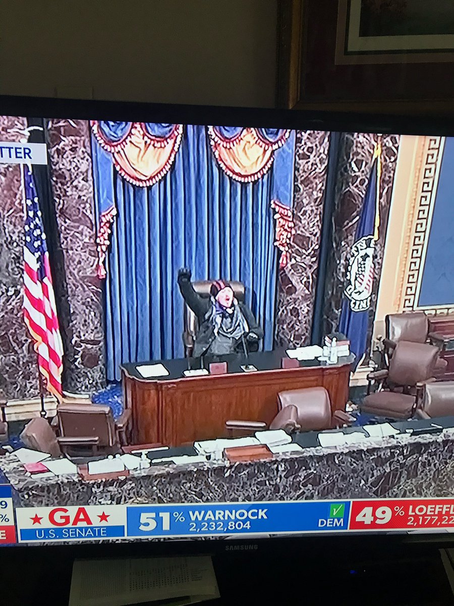 ThePetraitis's tweet photo. @EllisMate how did you record a show and break into the capital at the same time yesterday @Tully @KevinKraftSucks https://t.co/Ep5GABkVoc