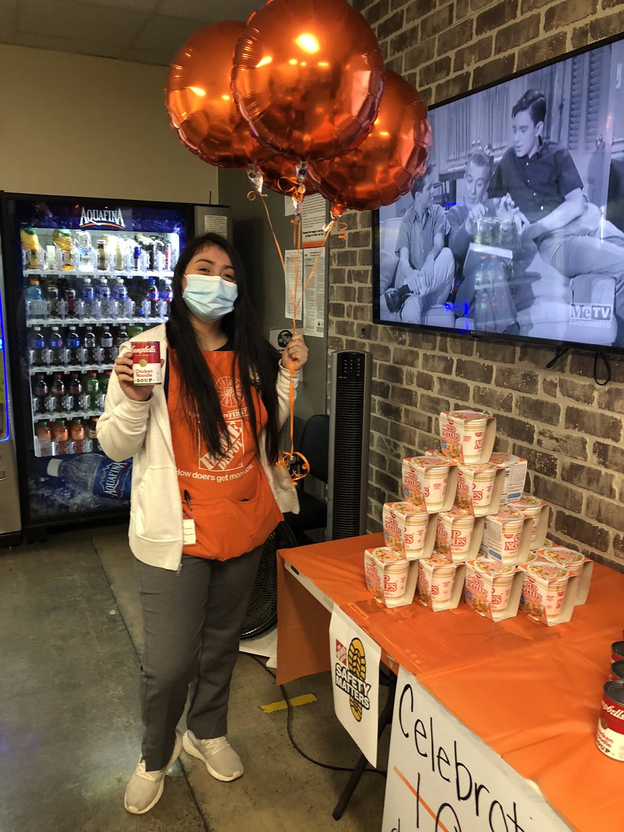 badeker_kelly's tweet photo. ⭐️ Celebrating 💯 days SAFE! Nice job Maria setting this all up for our associates! ⭐️ @MarezAlicia @Mauricio_0652 @GabrielTHD0652 #RanchoProud #PacNorthProud #D172Driven #100DaysSAFE #SafetyMatters https://t.co/cjOA1svffn