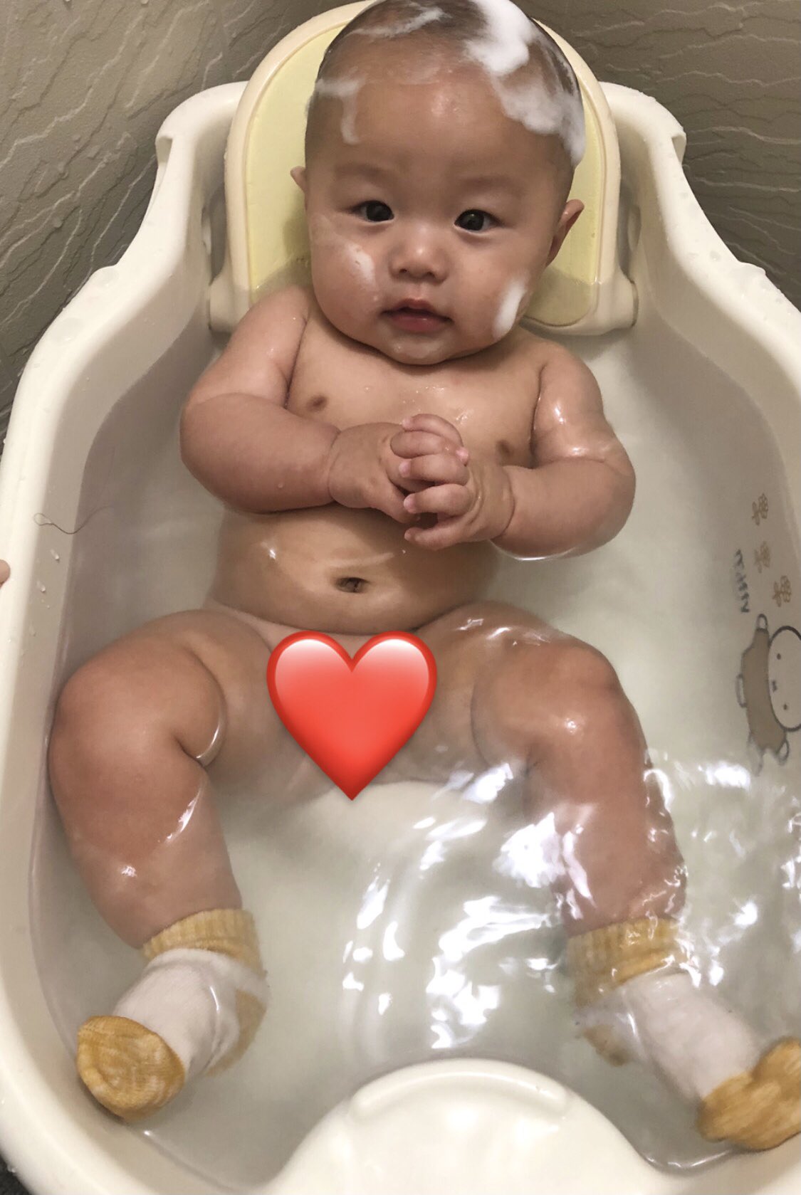 Nagisa 靴下脱がすの忘れててお風呂入れちゃったから私が1人で笑っていたら つられて笑ってきた 胸が苦しいほど愛おしい 生まれてきてくれてありがとう T Co Hhr3zzyy2u Twitter