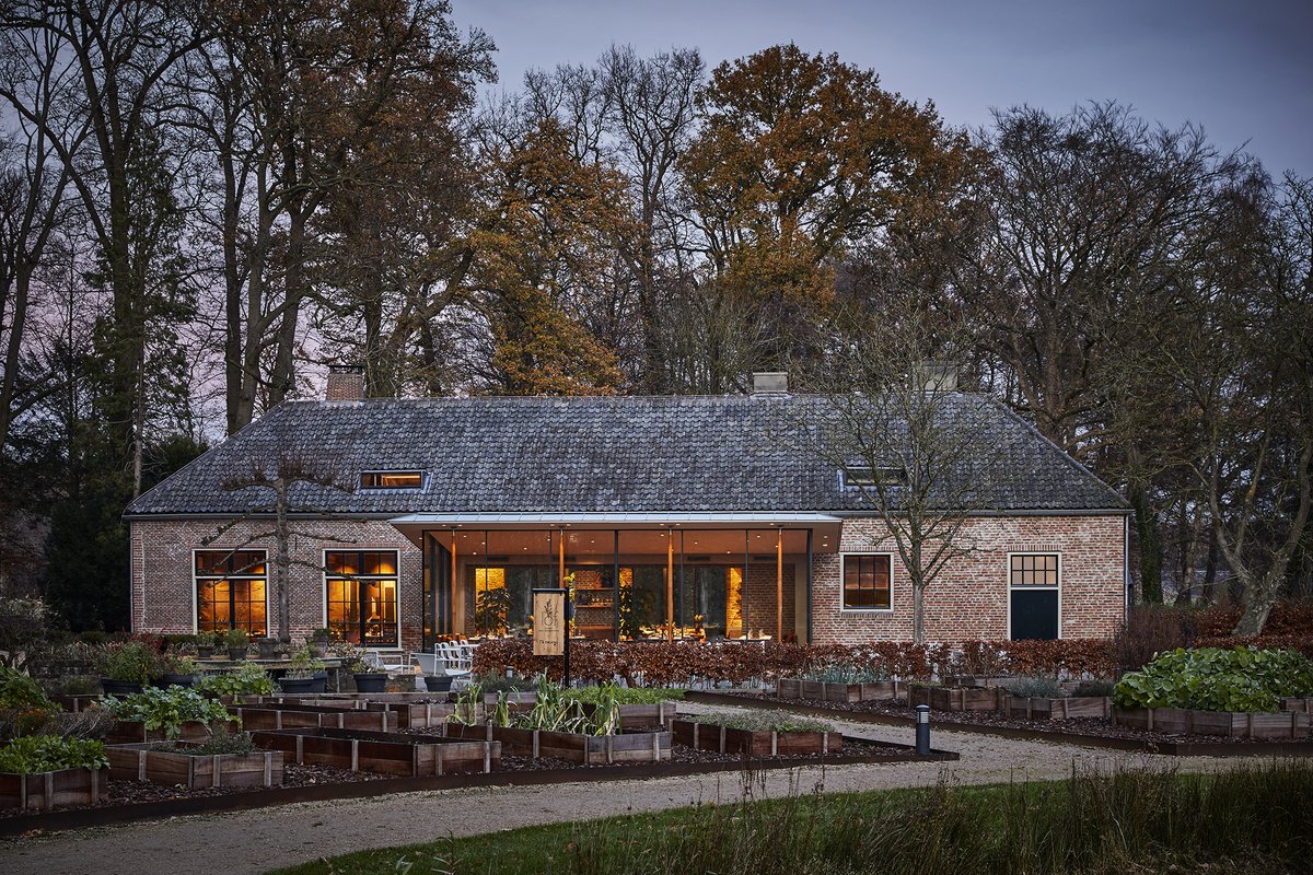 Van oude boerderij tot warm, gastvrij en #duurzaam restaurant! Na de herontwikkeling van het hoofdhuis en koetshuis op culinair landgoed Parc Broekhuizen, is ook deze transformatie voltooid - met een prachtig resultaat.
bit.ly/2JS8t9s