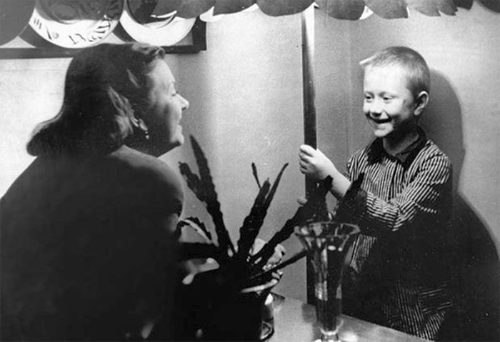 HistoryFoto's tweet image. «Надо стараться всё делать хорошо. Плохо оно само получится». Андрей Миронов. СССР. 1950-е.