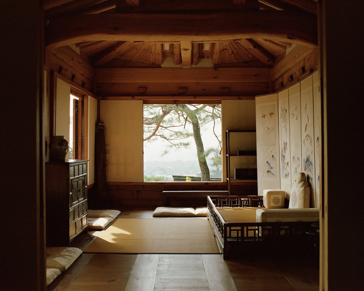 The Korea Furniture Museum, a collection of furniture — or in some cases entire buildings — gathered from across Korea and reassembled onsite into 10 hanok structures: 

readcereal.com/korea-furnitur…

From Cereal Volume 19.