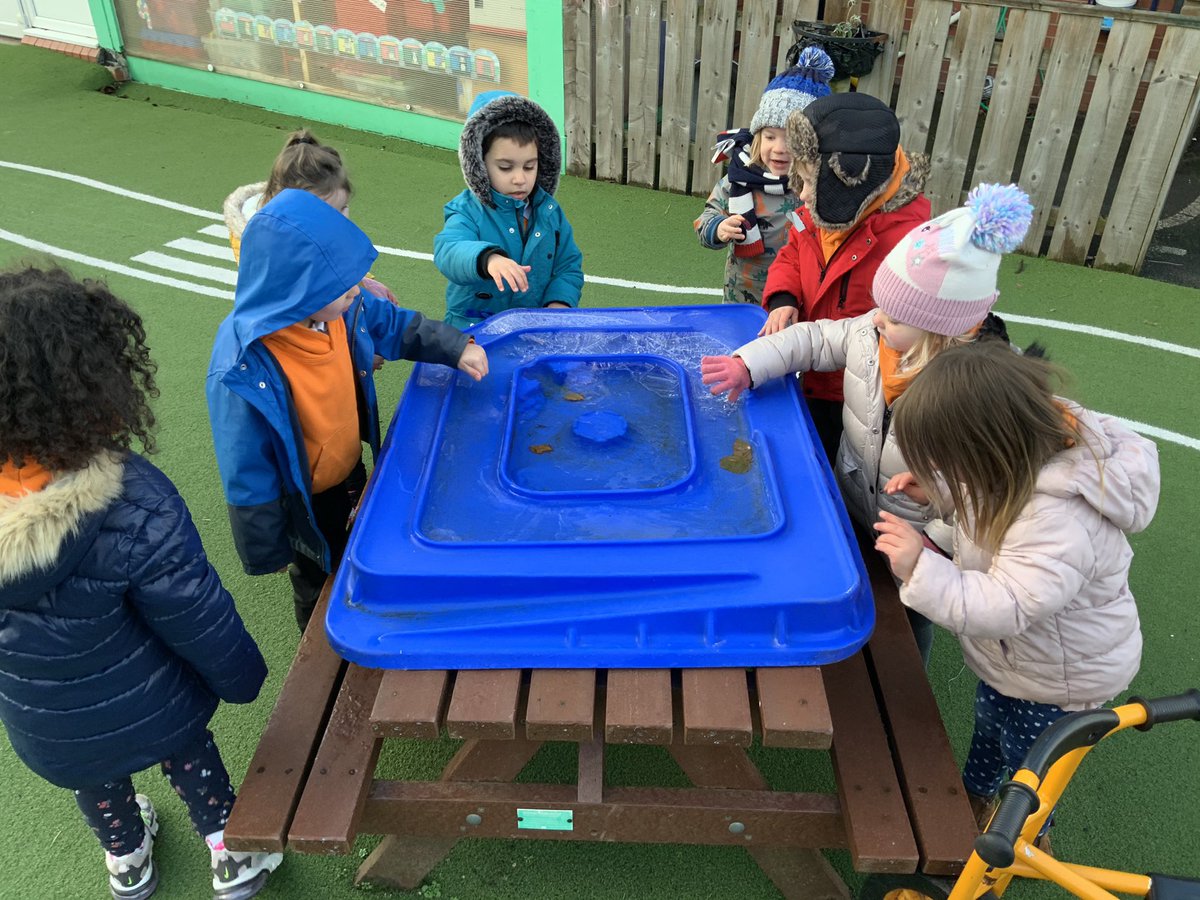 RDPSNursery's tweet image. When nature supports your topic and learning!  Here we are enjoying the wonder of ice!  Tactile, cause and effect scientific learning at its best.  What is it?  ‘Like icy cold water’. How did it get here? ‘Jack Frost’, ‘Elsa’ or ‘the super cold North Pole’.  #eyfsscience #eyfs