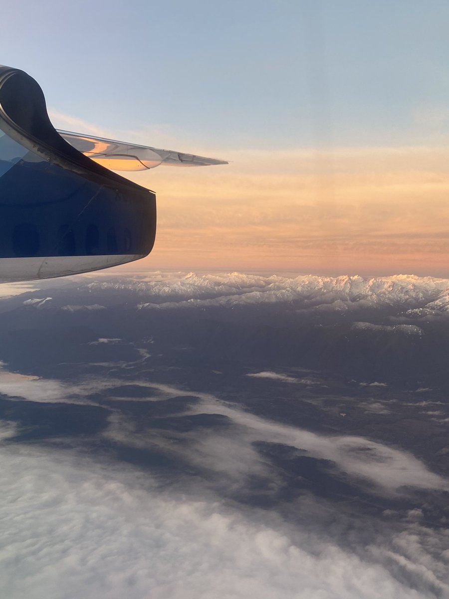cheryl_eff's tweet photo. Good morning, forgetting all the troubles below. @AlaskaAir #alaskaairlines #horizonair #q400 #olympicmountains https://t.co/ZYUu1Xdxtu