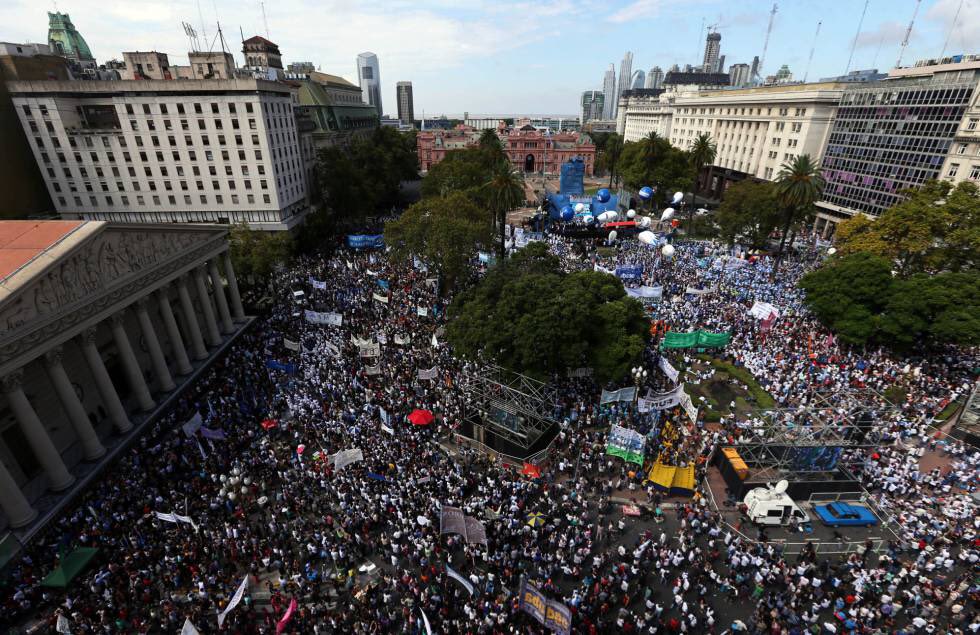 lucianabarreraa's tweet photo. Playas repletas

La salada con más de 20mil personas por dia

Av. Avellaneda explotada de gente

Manifestaciones multitudinarias

*CIERRAN LOS RESTAURANTES* https://t.co/XljgFNPw8a