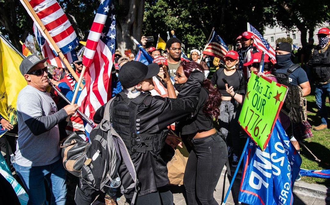 tariqnasheed's tweet photo. A Black woman passing by on her way home was surrounded by a mob of suspected white supremacists who harassed her, beat her, and maced her. 

Not only were no arrests made, one of the suspected white supremacists did a tv interview afterwards https://t.co/4EOy8pgzLo