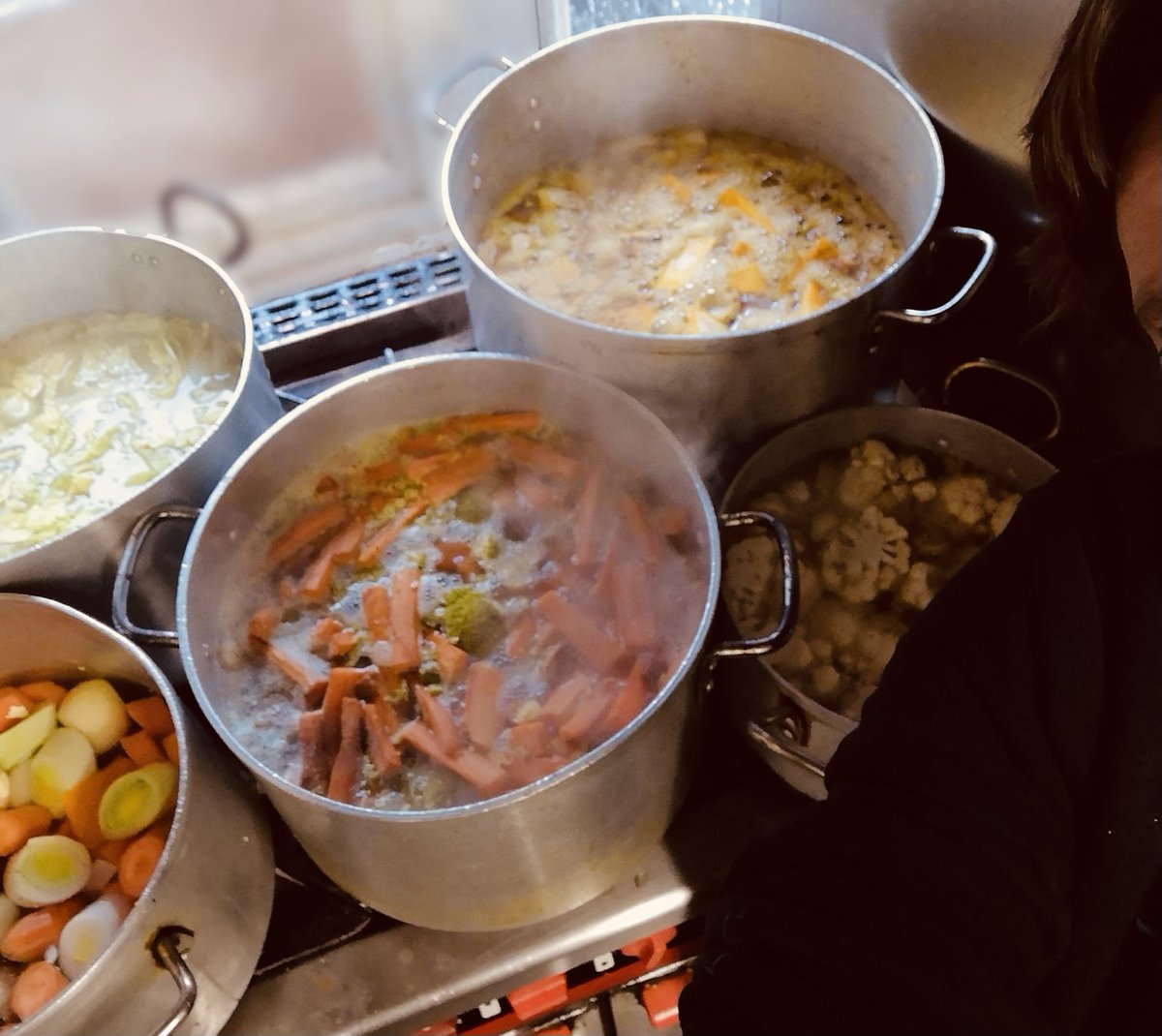 websiteright's tweet image. Huge shout to one of my clients, The Crown Hotel in #Poole, who are using up all their food until they find a way to operate, by making soups &amp;amp; donating to @R2R_Poole, a charity for the homeless &amp;amp; vulnerably housed.

(They&apos;ll have their roast delivery service ready by 17th Jan).