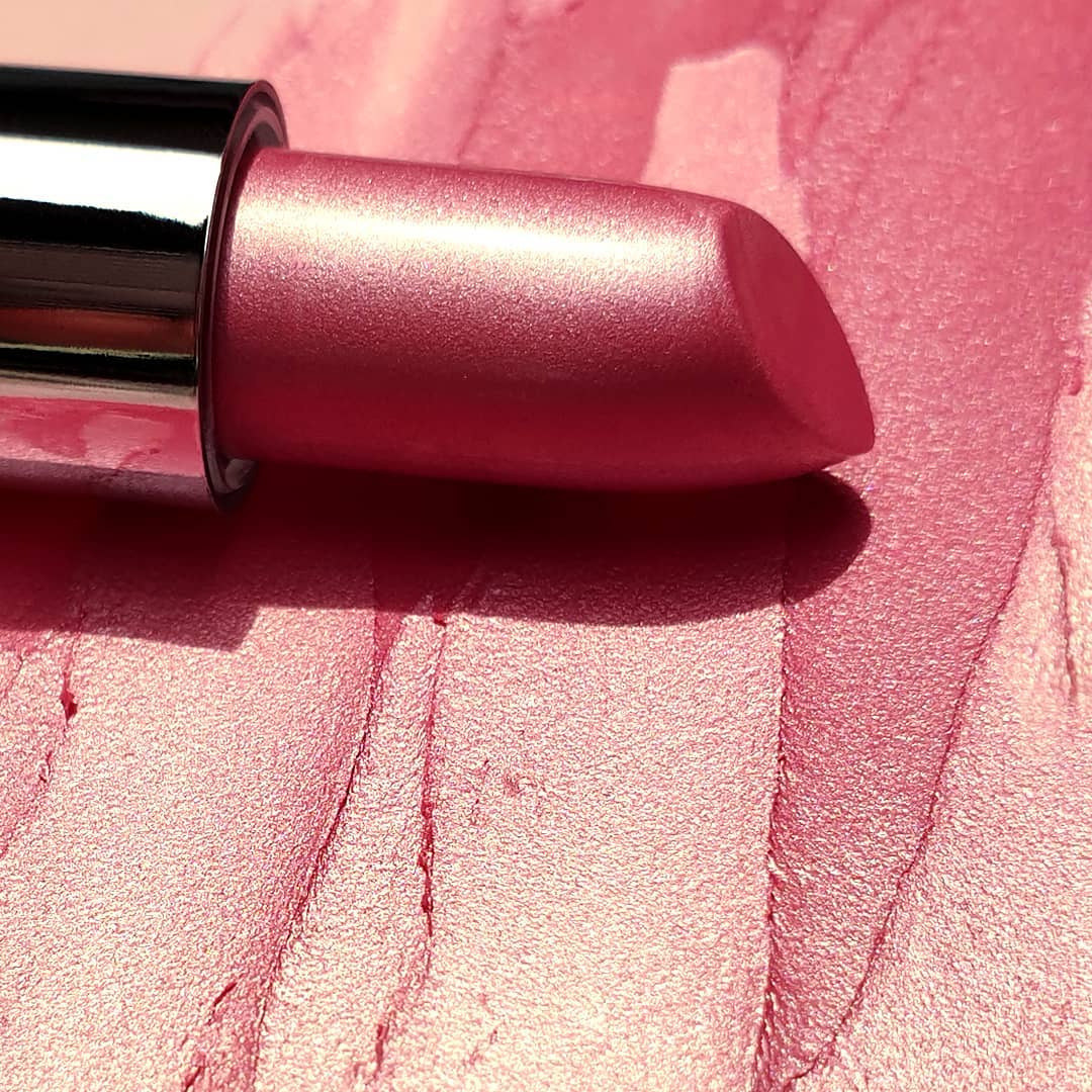 MODEcosmetics's tweet photo. Drench lips in sunlit pearl-extrême color with our new LUSTRE LIPSTICK FROST 68⚡️Loaded with our super hydrating lip adoring POTENT Naturals™ fruit elixir formula
🍒Sweet Cherry🌰Sweet Almond🥑Avocado
🌰Organic She Butter🌿Plant-based EcoCert waxes
#modecosmetics #mode #lipstick https://t.co/ylT2RGAD8o