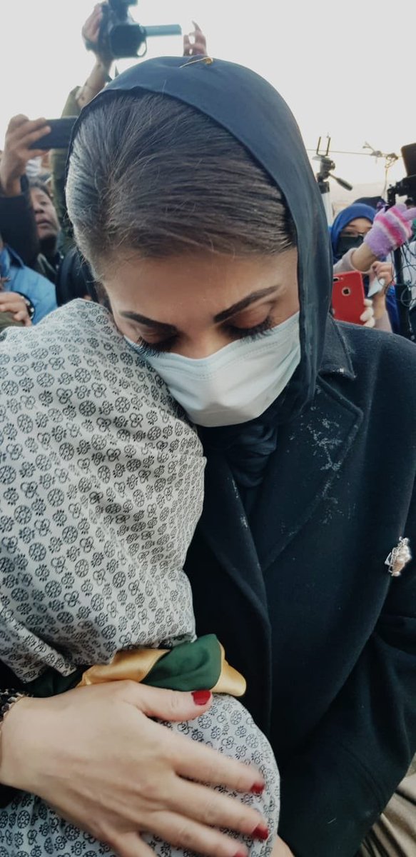 MaryamNSharif's tweet photo. اُن دکھی ماؤں،بہنوں بیٹیوں کے غم کا اندازہ کون لگا سکتا ہے جن کو جی بھر کے رونے کے لیے کوئی کندھا بھی نہیں ملا۔میں کیسے بھول پاؤں گی غم میں آہیں بھرتی ان خواتین کو جو مجھ سے لپٹ کر دھاڑیں مار کر روئیں۔جن کے آنسؤں سے میرا کوٹ تر ہوگیا۔ آج ایک اورکربلا دیکھی ،غمِ حسین تازہ ہو گیا۔ https://t.co/cfs8flTaVa
