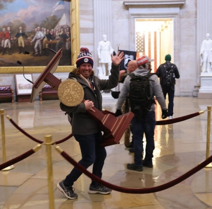 When Senior say "jo book le jana hai le jao" and that siyana junior takes away "HARRISON" 